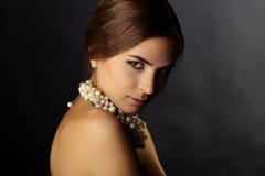 Modefoto der eleganten Halskette schöner Damenabnutzung Stockfotos Modefoto der eleganten Halskette schöner Damenabnutzung Stockfotos
