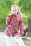 Modegeneration Entzückendes Mädchen des tragenden karierten Hemds der Mode am Sommertag Modernes kleines Kind in zufälligem stockfoto Modegeneration Entzückendes Mädchen des tragenden karierten Hemds der Mode am Sommertag Modernes kleines Kind in zufälligem stockfoto