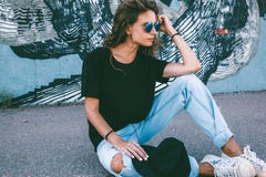 Model dragende duidelijke t-shirt en zonnebril die over straat stellen wal royalty-vrije stock afbeeldingen Model dragende duidelijke t-shirt en zonnebril die over straat stellen wal royalty-vrije stock afbeeldingen