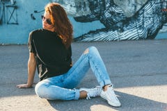 Model dragende duidelijke t-shirt en zonnebril die over straat stellen wal stock foto Model dragende duidelijke t-shirt en zonnebril die over straat stellen wal stock foto