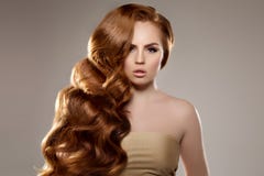 Model met lang rood haar Het Kapsel van golvenkrullen Schoonheidsvrouw met Lang Gezond en Glanzend Vlot Zwart Haar Upd stock afbeeldingen Model met lang rood haar Het Kapsel van golvenkrullen Schoonheidsvrouw met Lang Gezond en Glanzend Vlot Zwart Haar Upd stock afbeeldingen
