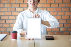 Model van het tablet het verticale scherm, Beeld die van de Jonge mens digitale tablet houden die exemplaarruimte tonen, inschake stock afbeelding Model van het tablet het verticale scherm, Beeld die van de Jonge mens digitale tablet houden die exemplaarruimte tonen, inschake stock afbeelding