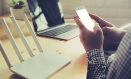 Modelbeeld die van hand witte mobiele telefoon met leeg wit houden royalty-vrije stock afbeelding Modelbeeld die van hand witte mobiele telefoon met leeg wit houden royalty-vrije stock afbeelding
