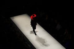 Modele na wybiegu podczas pokazu mody zdjęcie stock Modele na wybiegu podczas pokazu mody zdjęcie stock
