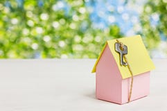 Modell des Papphauses mit einem Bogen der Schnur und des Schlüssels gegen grünen bokeh Hintergrund Wohnungsbau, Darlehen, Immobil stockfotografie Modell des Papphauses mit einem Bogen der Schnur und des Schlüssels gegen grünen bokeh Hintergrund Wohnungsbau, Darlehen, Immobil stockfotografie