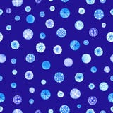 Modell för vinter för snöflingor för jul för feriesymbolvattenfärg sömlös på blå bakgrund Dragen fallande snö för vattenfärg hand vektor illustrationer Modell för vinter för snöflingor för jul för feriesymbolvattenfärg sömlös på blå bakgrund Dragen fallande snö för vattenfärg hand vektor illustrationer