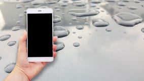 Modellbild von den Händen, die weißen Handy halten stockfotografie Modellbild von den Händen, die weißen Handy halten stockfotografie