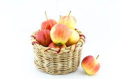 Modelli gialli e rossi freschi delle mele, nel canestro immagini stock Modelli gialli e rossi freschi delle mele, nel canestro immagini stock
