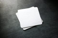 Modello bianco in bianco della pila del sottobicchiere della birra, vista superiore fotografia stock libera da diritti Modello bianco in bianco della pila del sottobicchiere della birra, vista superiore fotografia stock libera da diritti