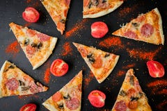 Modello con pizza italiana con gli ingredienti La disposizione piana, pizza scheggia il modello sulla tavola scura immagine stock Modello con pizza italiana con gli ingredienti La disposizione piana, pizza scheggia il modello sulla tavola scura immagine stock