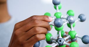 Modello d'esperimento della molecola dello scolaro in laboratorio alla scuola Modello d'esperimento della molecola dello scolaro in laboratorio alla scuola
