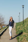 Modello di moda in occhiali da sole e nella posa nera del bomber all'aperto fotografia stock libera da diritti Modello di moda in occhiali da sole e nella posa nera del bomber all'aperto fotografia stock libera da diritti