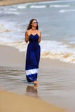 Modello di moda sexy che cammina sulla spiaggia fotografia stock libera da diritti Modello di moda sexy che cammina sulla spiaggia fotografia stock libera da diritti