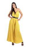 Modello di moda splendido del latino in tuta ocracea che posa alla macchina fotografica immagini stock libere da diritti Modello di moda splendido del latino in tuta ocracea che posa alla macchina fotografica immagini stock libere da diritti