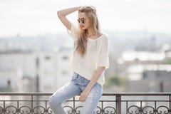 Modello di modo in vestito dorato Sguardo di estate Jeans, maglione, occhiali da sole fotografie stock libere da diritti Modello di modo in vestito dorato Sguardo di estate Jeans, maglione, occhiali da sole fotografie stock libere da diritti