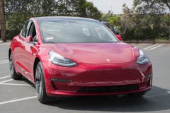 Modello 3 di Tesla al centro di consegna immagine stock Modello 3 di Tesla al centro di consegna immagine stock