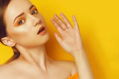 Modello Girl di bellezza con trucco professionale giallo/arancio Donna arancio di modo del rossetto e dell'ombretto con capelli l immagini stock libere da diritti Modello Girl di bellezza con trucco professionale giallo/arancio Donna arancio di modo del rossetto e dell'ombretto con capelli l immagini stock libere da diritti