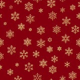 Modello senza cuciture con i fiocchi di neve dorati su fondo rosso per le feste del nuovo anno o di Natale ENV 10 royalty illustrazione gratis Modello senza cuciture con i fiocchi di neve dorati su fondo rosso per le feste del nuovo anno o di Natale ENV 10 royalty illustrazione gratis