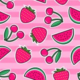 Modello senza cuciture luminoso variopinto di estate con le toppe della fragola rossa, ciliegia, anguria su fondo rosa illustrazione di stock Modello senza cuciture luminoso variopinto di estate con le toppe della fragola rossa, ciliegia, anguria su fondo rosa illustrazione di stock