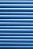 Modello a strisce astratto blu di struttura Ciechi sulla finestra con la polvere fotografia stock Modello a strisce astratto blu di struttura Ciechi sulla finestra con la polvere fotografia stock