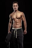 Modelo atlético fuerte Torso de la aptitud del hombre que muestra el cuerpo muscular fotografía de archivo Modelo atlético fuerte Torso de la aptitud del hombre que muestra el cuerpo muscular fotografía de archivo