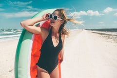 Modelo com o lilo da melancia na praia imagem de stock Modelo com o lilo da melancia na praia imagem de stock