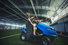 Modelo de forma novo bonito em um vestido em um grande stadi dos esportes foto de stock Modelo de forma novo bonito em um vestido em um grande stadi dos esportes foto de stock