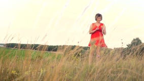 Modelo de forma positivo do tamanho no vídeo de movimento lento que anda na grama a mulher gorda na natureza na grama do campo fl video estoque Modelo de forma positivo do tamanho no vídeo de movimento lento que anda na grama a mulher gorda na natureza na grama do campo fl video estoque