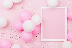Modelo do aniversário com quadro, os balões pasteis e os confetes na opinião de tampo da mesa cor-de-rosa Composição lisa da conf imagens de stock royalty free Modelo do aniversário com quadro, os balões pasteis e os confetes na opinião de tampo da mesa cor-de-rosa Composição lisa da conf imagens de stock royalty free