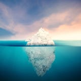Modelo do iceberg no oceano azul fotos de stock royalty free Modelo do iceberg no oceano azul fotos de stock royalty free