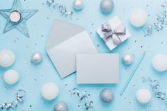 Modelo do Natal da forma para cumprimentar Envelope, cartão de papel, caixa de presente e decoração na opinião de tampo da mesa a foto de stock Modelo do Natal da forma para cumprimentar Envelope, cartão de papel, caixa de presente e decoração na opinião de tampo da mesa a foto de stock