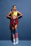 Modelo hermoso sonriente atractivo de la mujer joven del encanto en la camisa de deporte, sombrero, rojo, reloj rojo del mitón, z Imagenes de archivo Modelo hermoso sonriente atractivo de la mujer joven del encanto en la camisa de deporte, sombrero, rojo, reloj rojo del mitón, z Imagenes de archivo