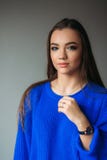 Modelo joven con maquillaje de la moda Muchacha atractiva en suéter azul fotografía de archivo libre de regalías Modelo joven con maquillaje de la moda Muchacha atractiva en suéter azul fotografía de archivo libre de regalías