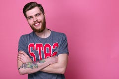 Modelo masculino con la barba en un fondo brillante imagen de archivo libre de regalías Modelo masculino con la barba en un fondo brillante imagen de archivo libre de regalías