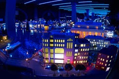 Modelo miniatura de la ciudad en la noche con el río y los edificios Foto de archivo Modelo miniatura de la ciudad en la noche con el río y los edificios Foto de archivo