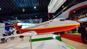 Modelo regional do jato do motor do gêmeo de Comac ARJ21 na exposição em Singapura Airshow imagens de stock Modelo regional do jato do motor do gêmeo de Comac ARJ21 na exposição em Singapura Airshow imagens de stock