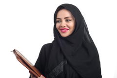 Modelo árabe hermoso en el hijab que sostiene una carpeta aislada en pizca foto de archivo libre de regalías Modelo árabe hermoso en el hijab que sostiene una carpeta aislada en pizca foto de archivo libre de regalías