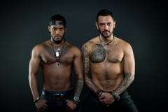 Modelos de forma com os acessórios na moda nos torsos desencapados Desportistas com os corpos 'sexy' isolados no fundo preto foto de stock Modelos de forma com os acessórios na moda nos torsos desencapados Desportistas com os corpos 'sexy' isolados no fundo preto foto de stock