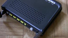 Modem, cavo che tappa vista superiore Modem, cavo che tappa vista superiore