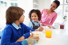 Moder och barn som har frukosten för skola arkivbilder Moder och barn som har frukosten för skola arkivbilder