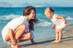 Moder och dotter som spelar på stranden royaltyfri bild Moder och dotter som spelar på stranden royaltyfri bild
