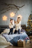 Moder och son på bakgrund för ` s för nytt år arkivbilder Moder och son på bakgrund för ` s för nytt år arkivbilder