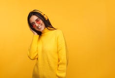 Moderiktig hipsterflicka i hörlurar arkivfoto Moderiktig hipsterflicka i hörlurar arkivfoto