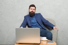 Modern aff?rsman Aff?rsman Work Laptop mandrinkkaffe i aff?rskontor Reagerande aff?rsemail digitalt arkivbilder Modern aff?rsman Aff?rsman Work Laptop mandrinkkaffe i aff?rskontor Reagerande aff?rsemail digitalt arkivbilder