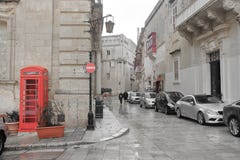 Modern framsida av den forntida staden av Mdina på ön av Malta royaltyfri fotografi Modern framsida av den forntida staden av Mdina på ön av Malta royaltyfri fotografi