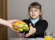 Modern förbereder en smörgås för ett barn i skolan, skolflicka, royaltyfri foto Modern förbereder en smörgås för ett barn i skolan, skolflicka, royaltyfri foto