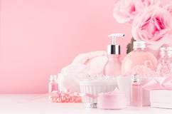 Modern försiktig flickaktig badrumdekor - skönhetsmedel för badet och brunnsorten, bukett av rosor, badtillbehör, smycken på mjuk royaltyfri fotografi Modern försiktig flickaktig badrumdekor - skönhetsmedel för badet och brunnsorten, bukett av rosor, badtillbehör, smycken på mjuk royaltyfri fotografi