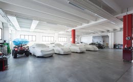 Modern garageinre, bilutläggning arkivbilder Modern garageinre, bilutläggning arkivbilder