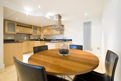 Modern het dineren gebied met keuken stock foto Modern het dineren gebied met keuken stock foto