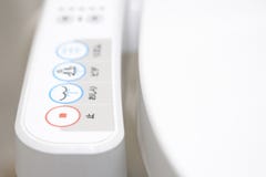 Modern high-tech toilet met elektronisch bidet in Japan De de industrieleiders gingen onlangs met signage normen voor Japanner ak stock foto's Modern high-tech toilet met elektronisch bidet in Japan De de industrieleiders gingen onlangs met signage normen voor Japanner ak stock foto's
